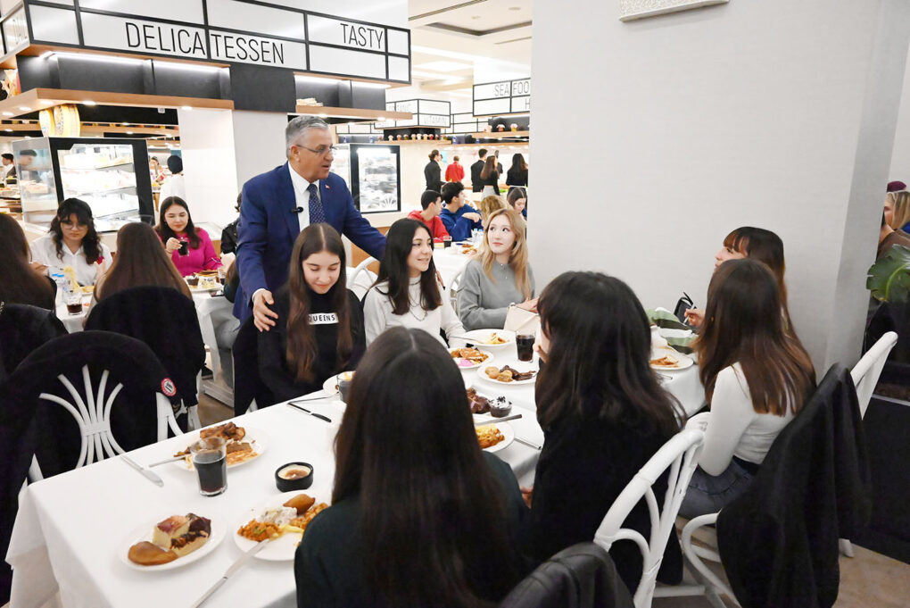 Üniversiteye hazırlanan öğrencilere motivasyon yemeği