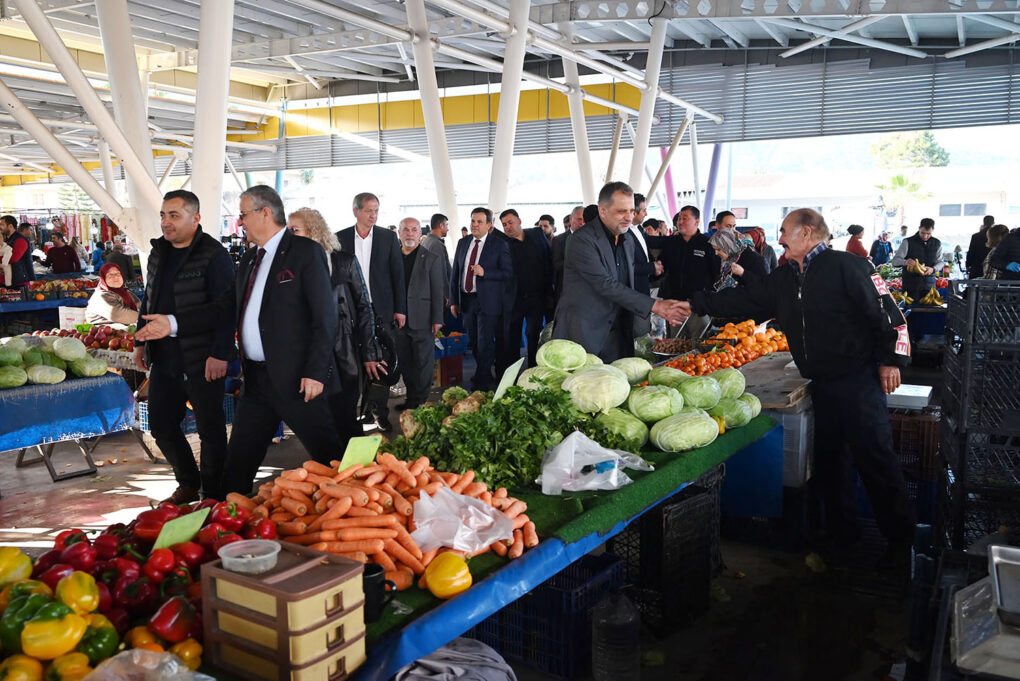 Başkan Topaloğlu’ndan pazar esnafına ziyaret