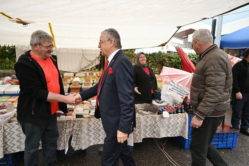 Başkan Topaloğlu’ndan pazar esnafına ziyaret