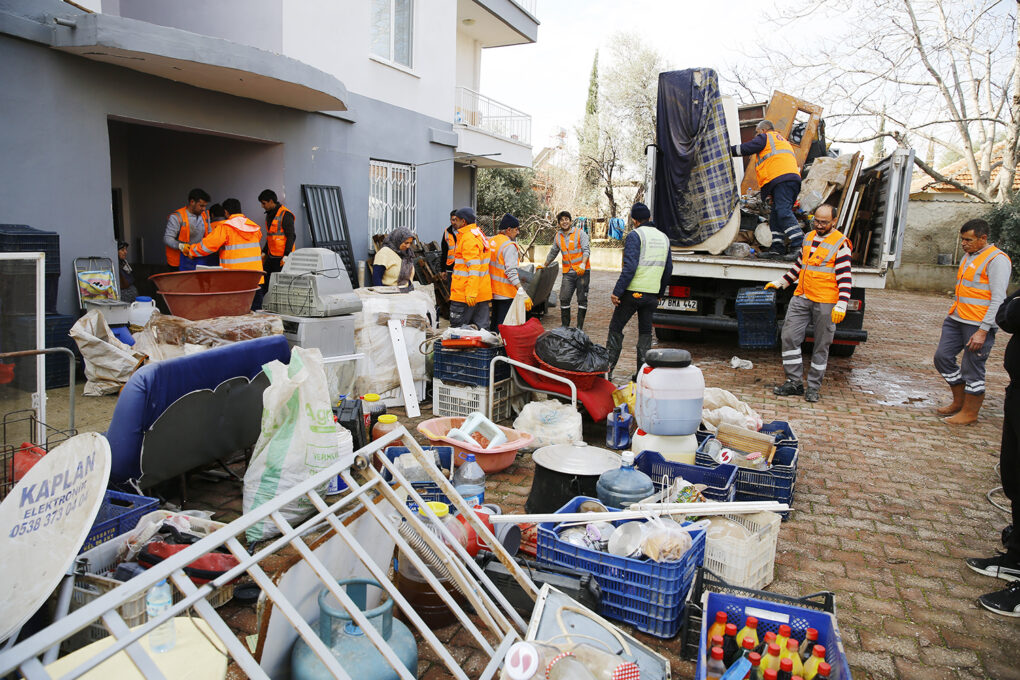 Büyükşehir 2 bin 403 personelle afetzedelerin yanında