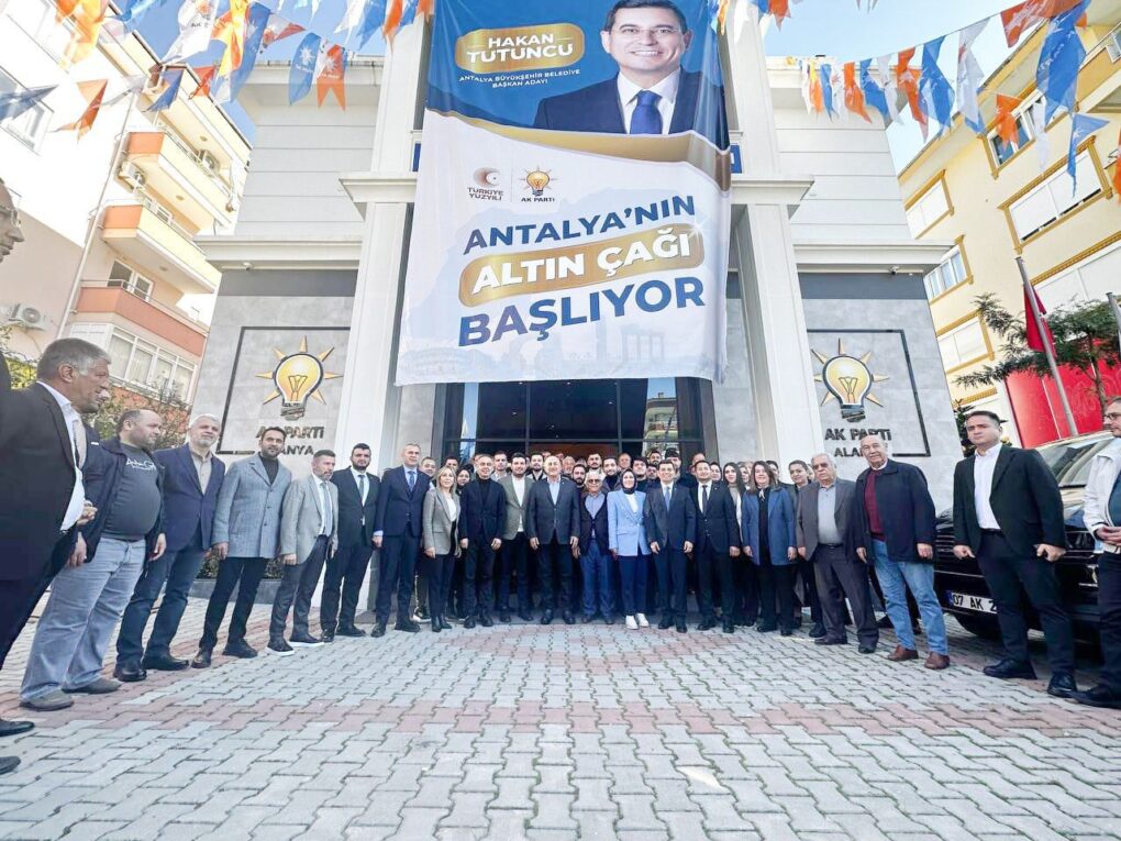 Tütüncü: “Hizmette Alanya’yı da Antalya’yı da tutabilene aşk olsun”  
