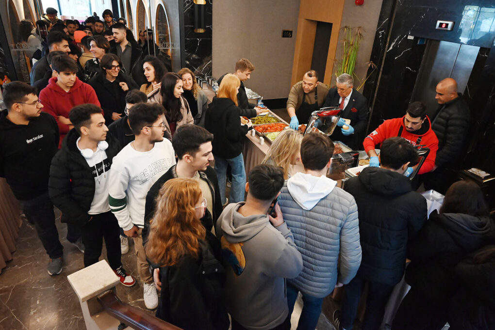 Başkan Topaloğlu’ndan üniversite öğrencilerine mangal partisi