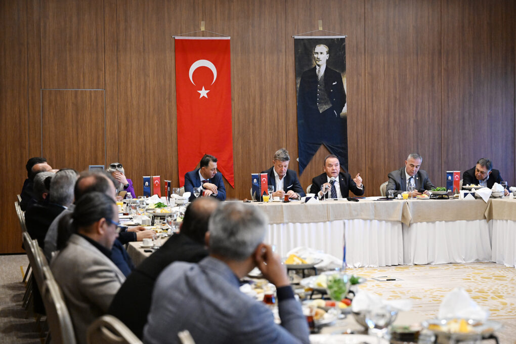 Başkan Böcek, iş insanları ve STK’larla buluştu