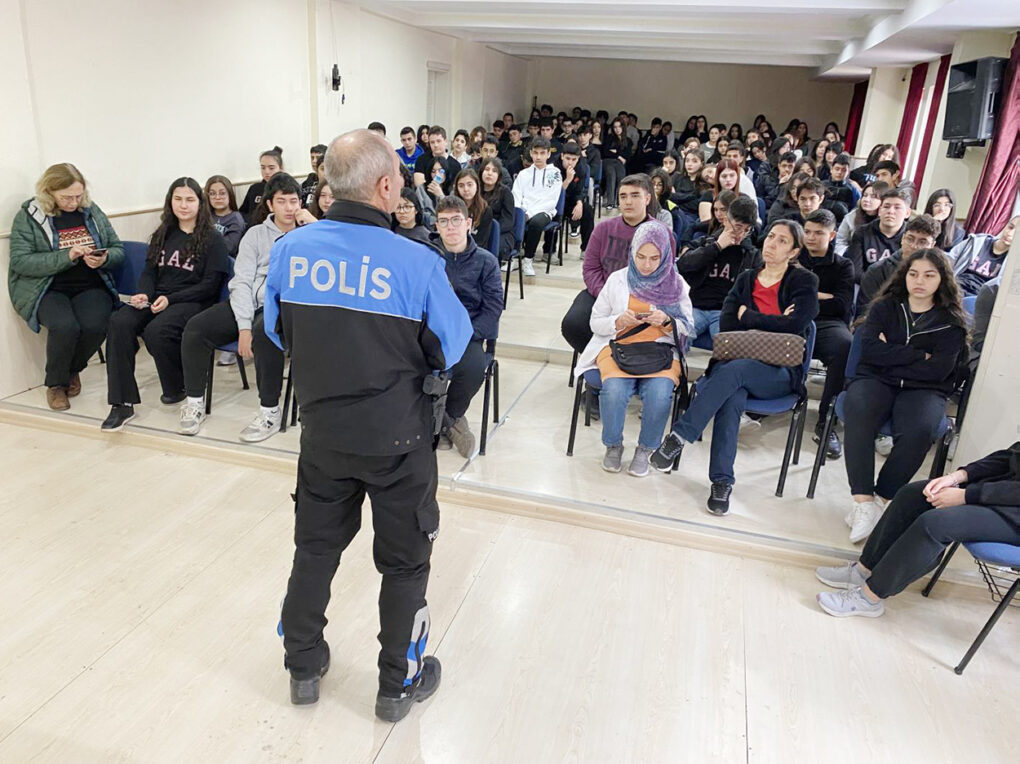 “Güvenli Okullar” Projesi Kapsamında Öğretmen ve Öğrencilere Seminer Verildi