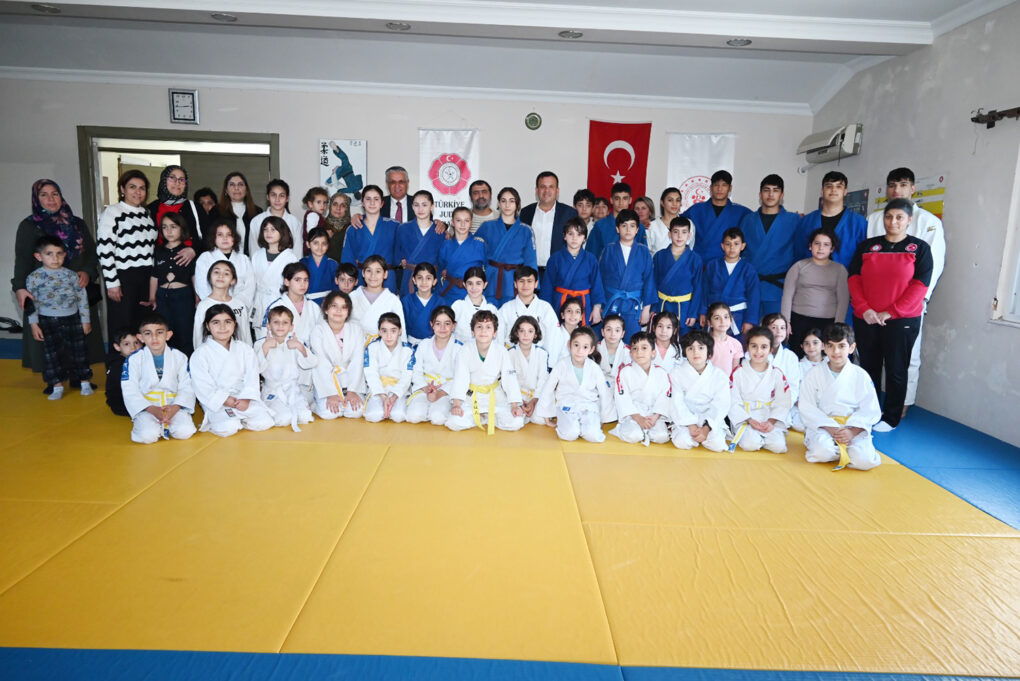 Kemer Belediyesi’nden judoculara malzeme desteği