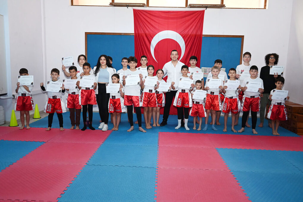 Kemer Belediyesi kick boks sporcuları kuşak atladı
