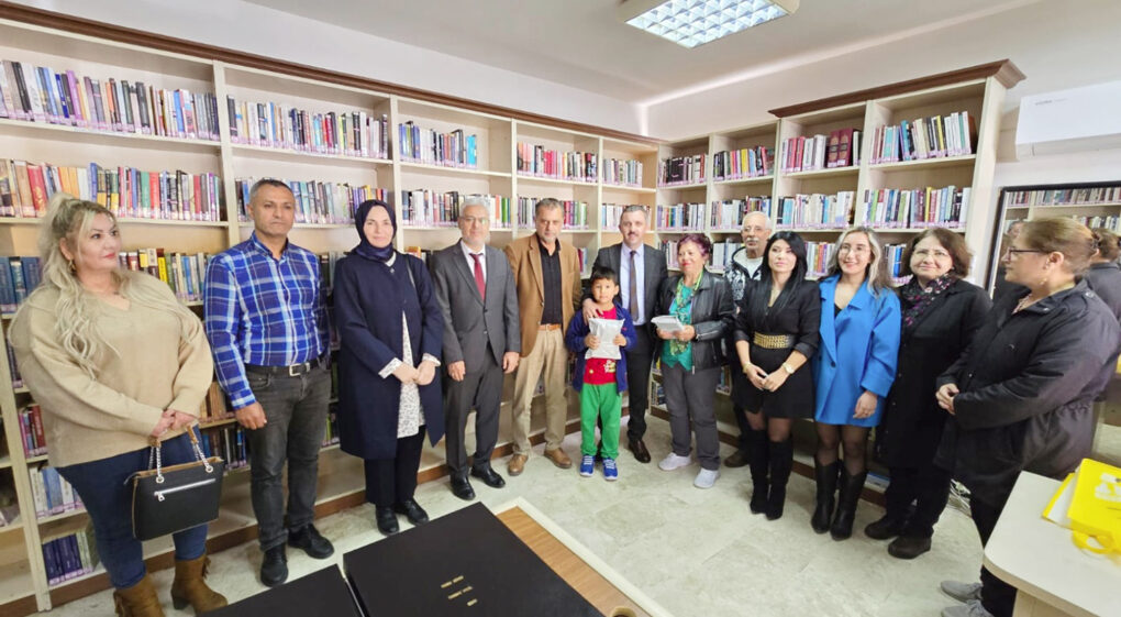 Başkan Topaloğlu’ndan ilçe halk kütüphanesine ziyaret