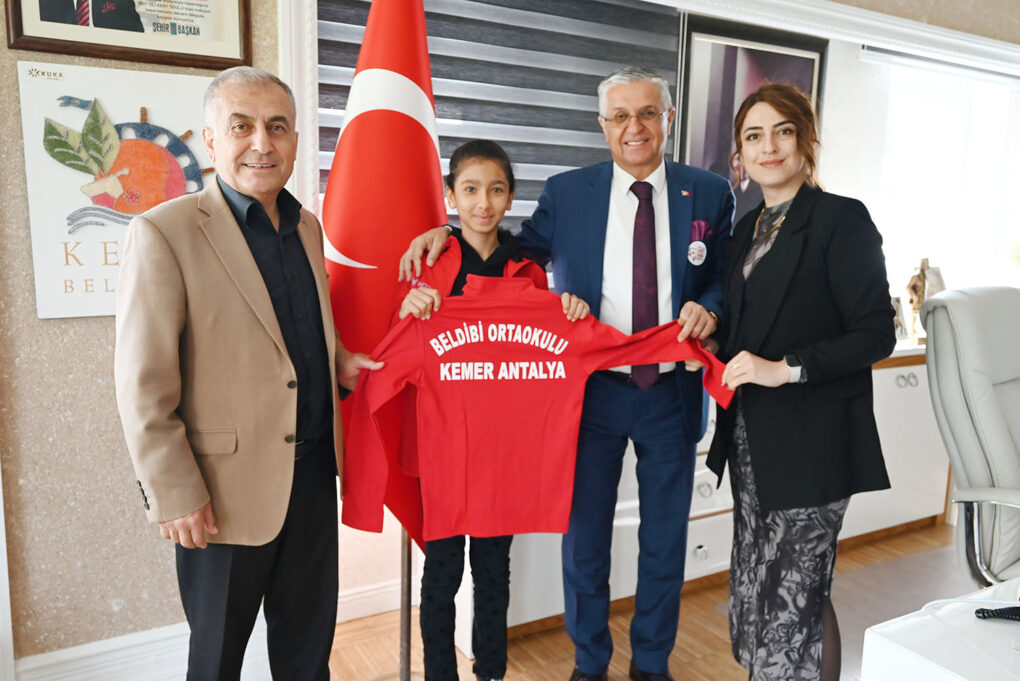 Masa tenisi sporcularından Başkan Topaloğlu’na ziyaret