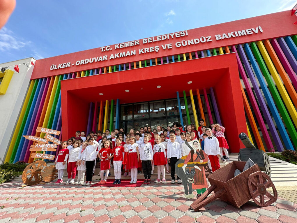 Minik öğrenciler Çanakkale şehitlerini andı