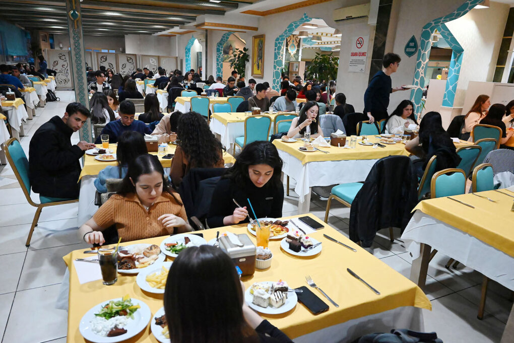 Başkan Topaloğlu’ndan öğrencilere iftar yemeği