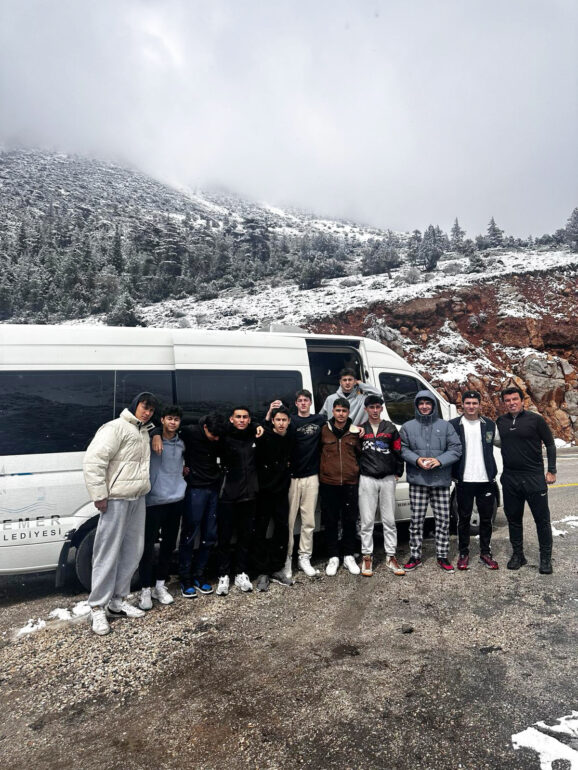 Kemer Belediyesi’nden sporculara araç desteği