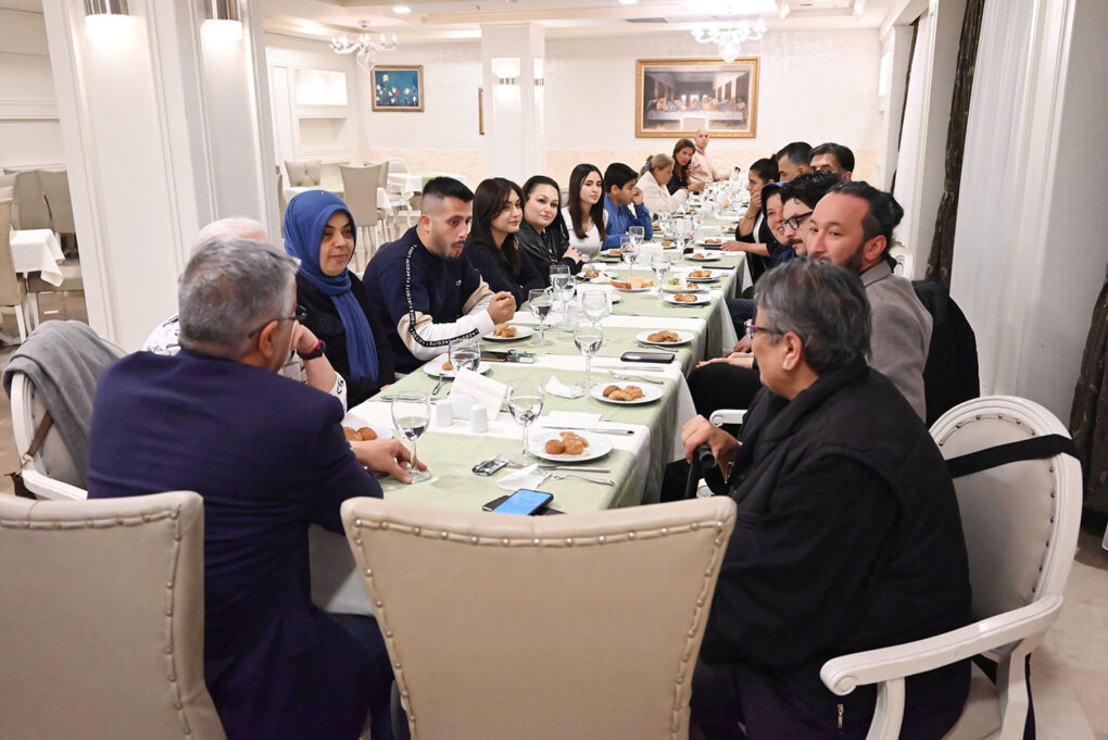 Başkan Topaloğlu’ndan tiyatro oyuncularına iftar yemeği