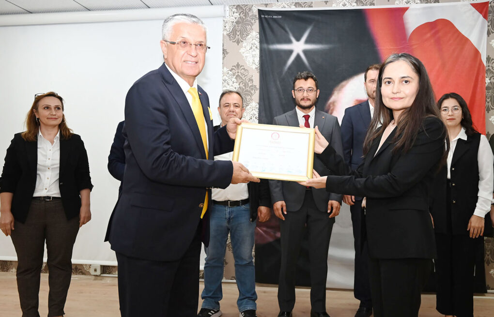 Başkan Topaloğlu mazbatasını aldı