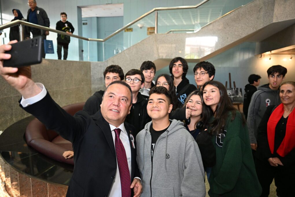 Başkan Böcek, “Gençlerimizin geleceğe umutla bakması için çalışıyoruz”