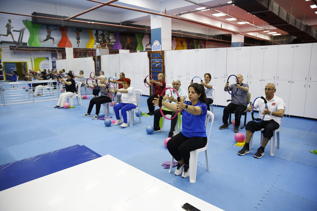 Parkinson Hastaları egzersizlerini ASFİM’de yapıyor