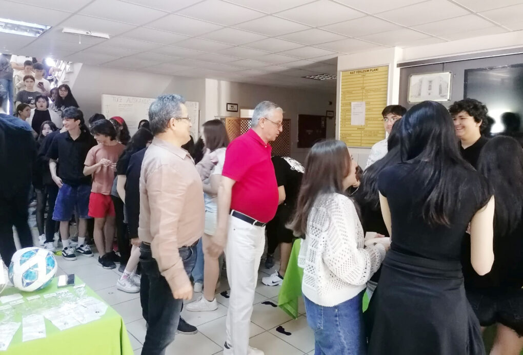 Başkan Topaloğlu, Göynük Fen Lisesi’ndeki gençlik festivaline katıldı