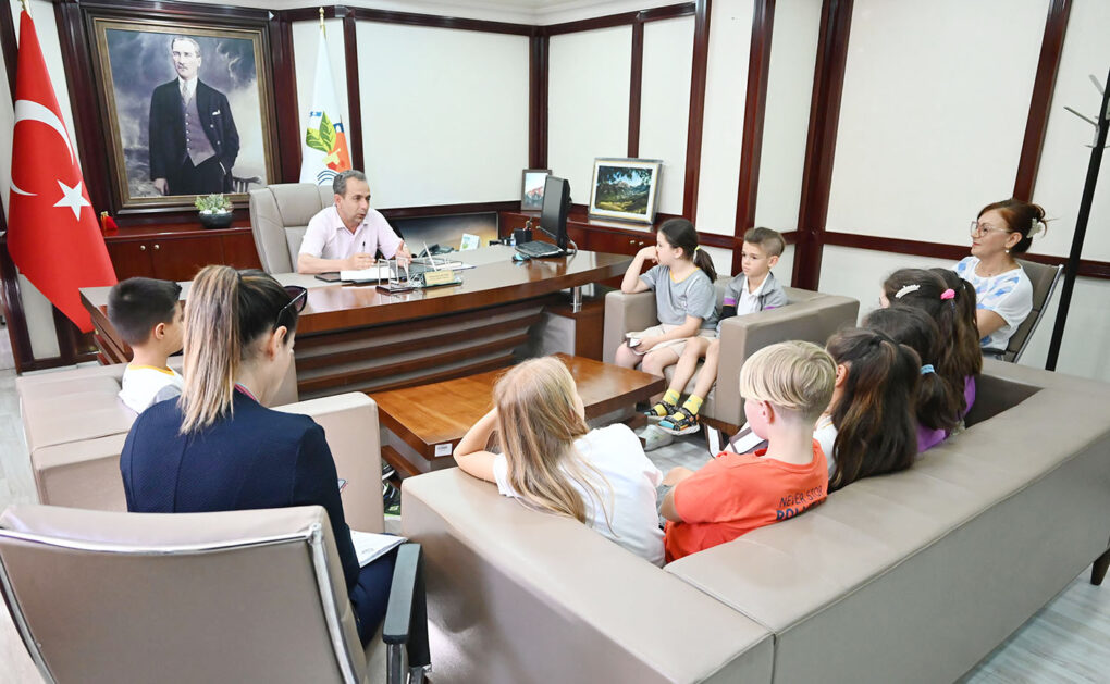 Öğrenciler yerel yönetimler dersi için Kemer Belediyesi’nde