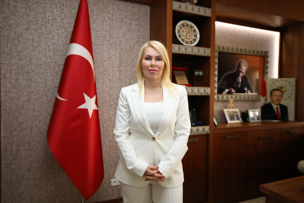 Rektörlüğünün ikinci dönemine alkışlarla başladı