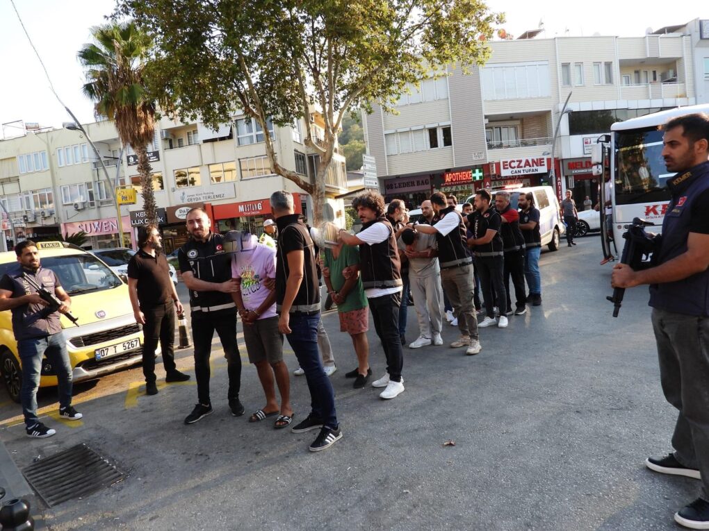 KEMER’DE Kİ UYUŞTURUCU OPERASYONUNDA 2 TUTUKLAMA ÇIKTI