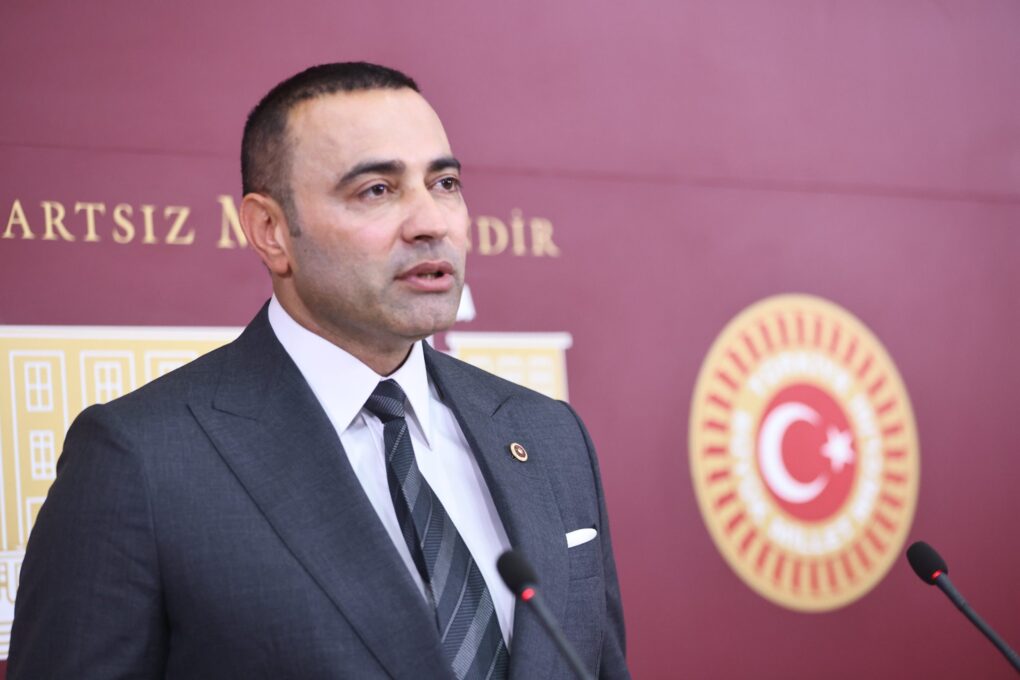 CHP Antalya Milletvekili Aykut Kaya, ülkenin ekonomi gündemine ilişkin TBMM’de basın toplantısı gerçekleştirdi.