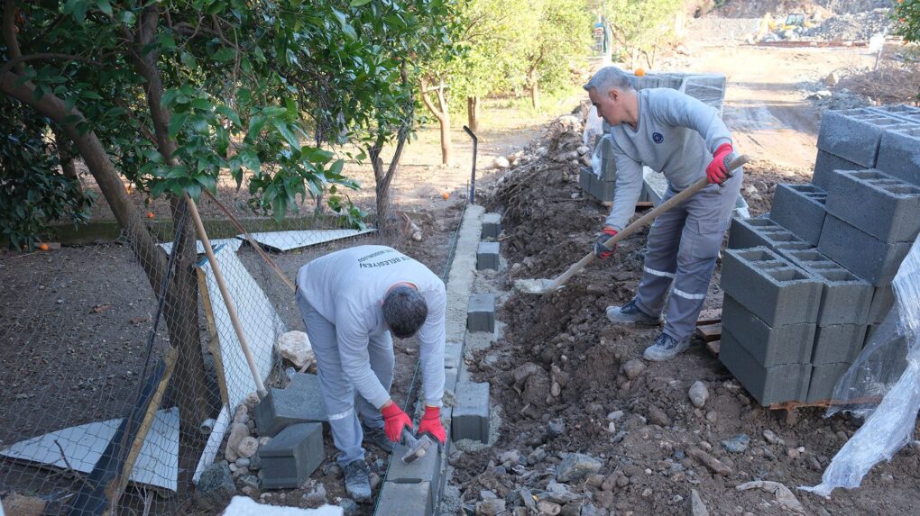 Kemer’de yol ve kaldırım çalışması 