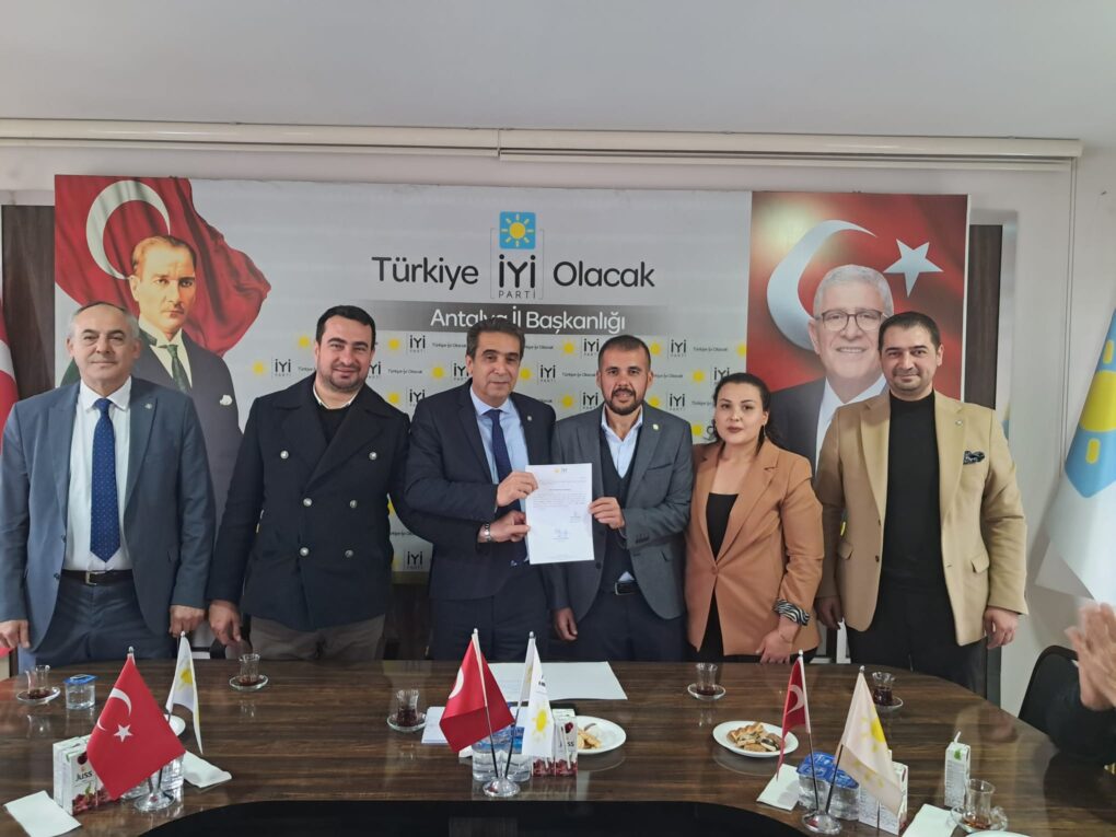 TOLGA KAVİŞ İYİ PARTİ İLÇE BAŞKANLIĞI MAZBATASINI ALDI