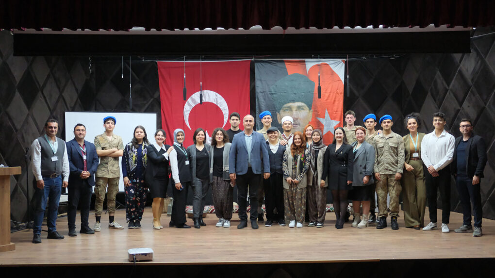 Öğrencilerimizden duygu yüklü anma programı