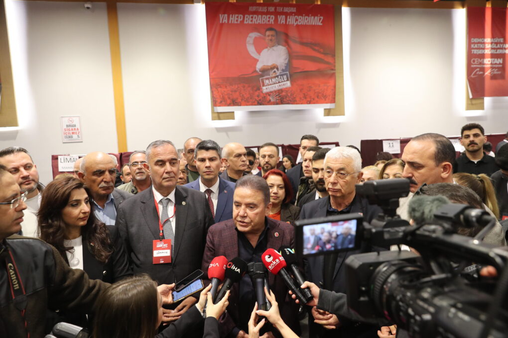 Başkan Muhittin Böcek ön seçim için oy kullandı