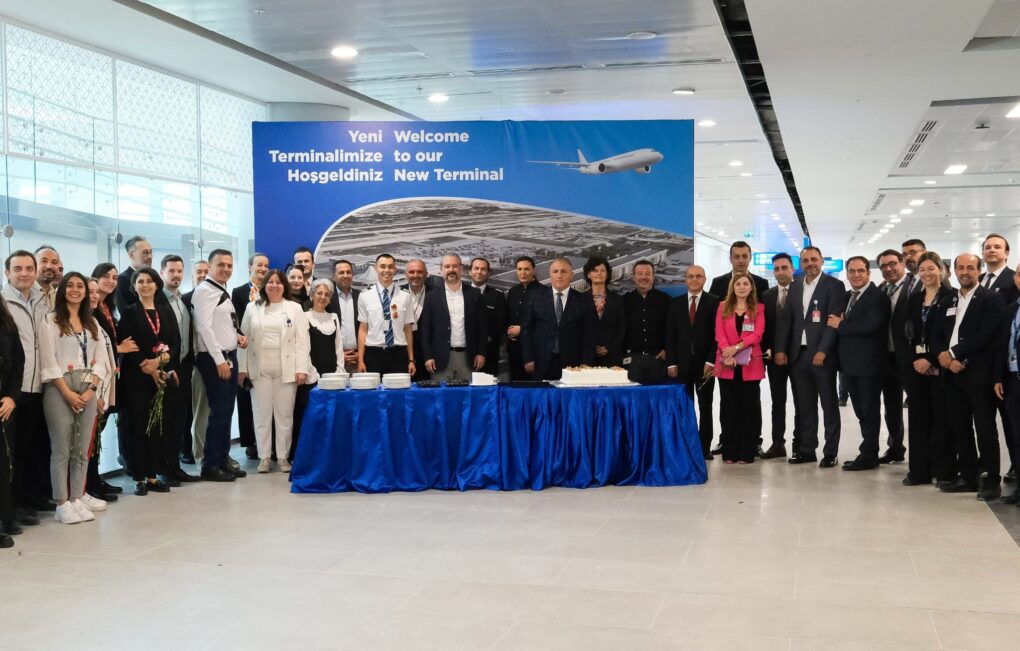 850 milyon euro ile yenilenen Antalya Havalimanı ilk yolcularını karşıladı