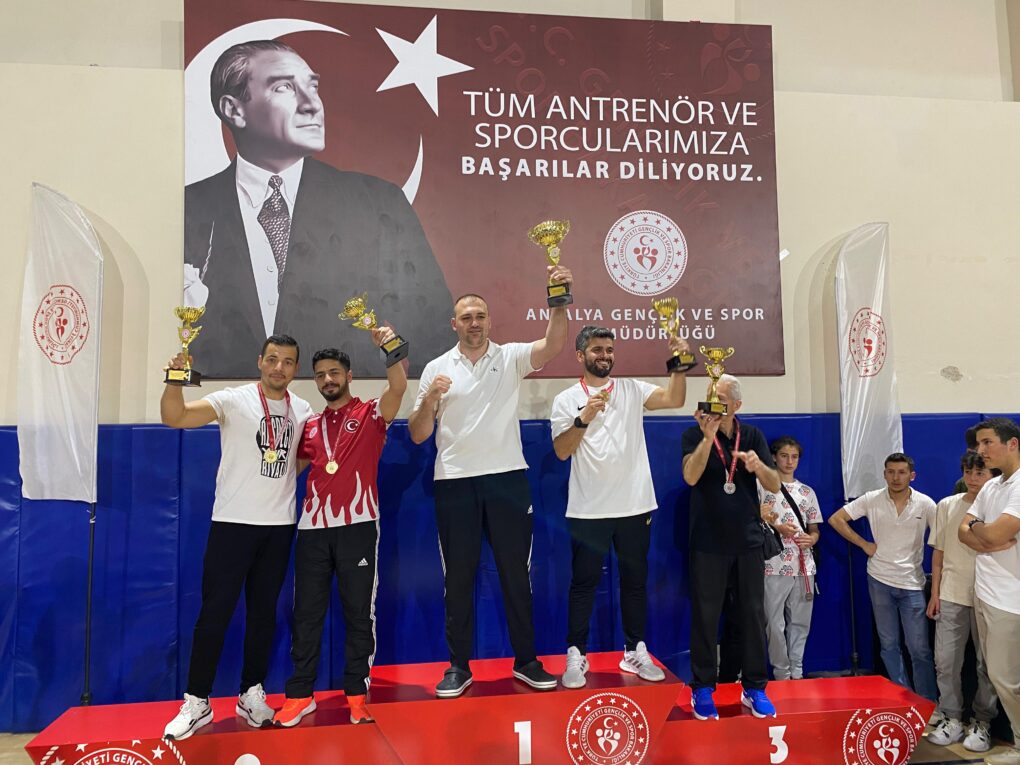 Belediye kick boks sporcularından büyük başarı
