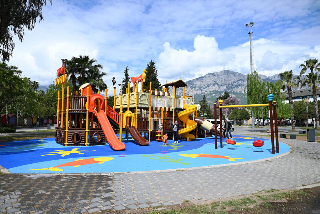 Kemer’de parklar yenileniyor 