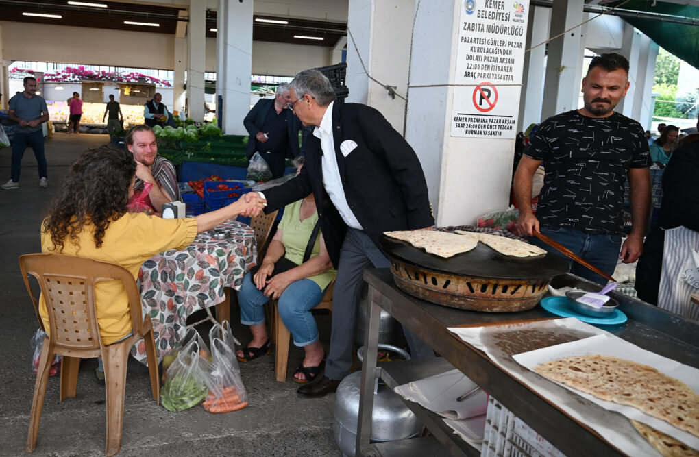 Başkan Topaloğlu pazar esnafını ziyaret etti