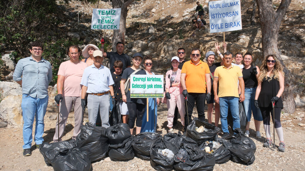 Kemer Belediyesi, yabancı uyruklu kadınlarla temizlik yaptı