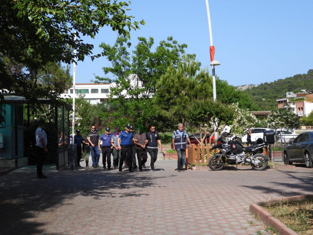 Kemer’de 5 adrese eş zamanlı baskın 7 gözaltı 2 Tutuklama!