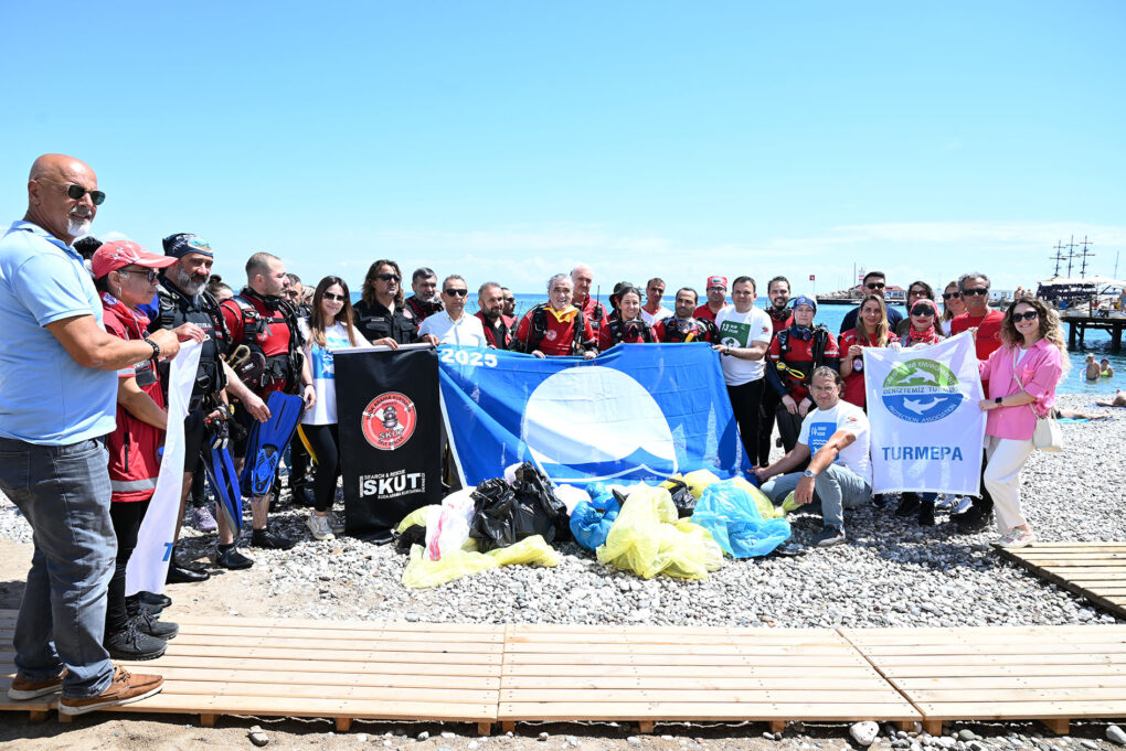 Kemer’de deniz dibi ve sahil temizliği etkinliği