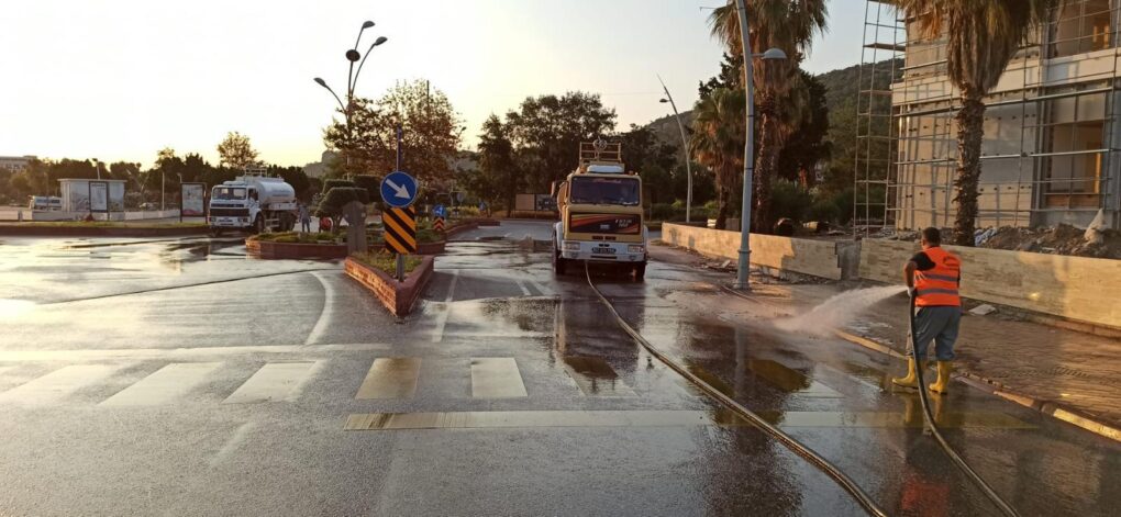 Kemer’deki toz ve toprak olan yollar yıkanıyor