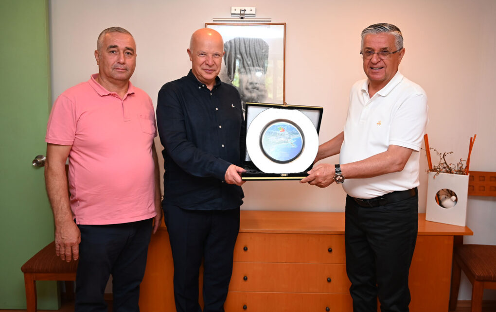 Başkan Topaloğlu’ndan Yaşam Hastanesi’ne teşekkür plaketi