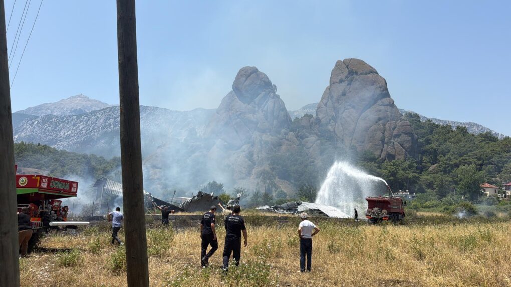 Kemer’de çalılık alanda yangın
