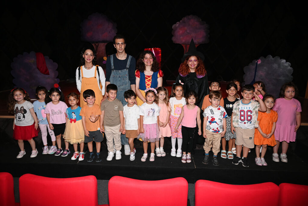 Minik öğrencilerin tiyatro keyfi