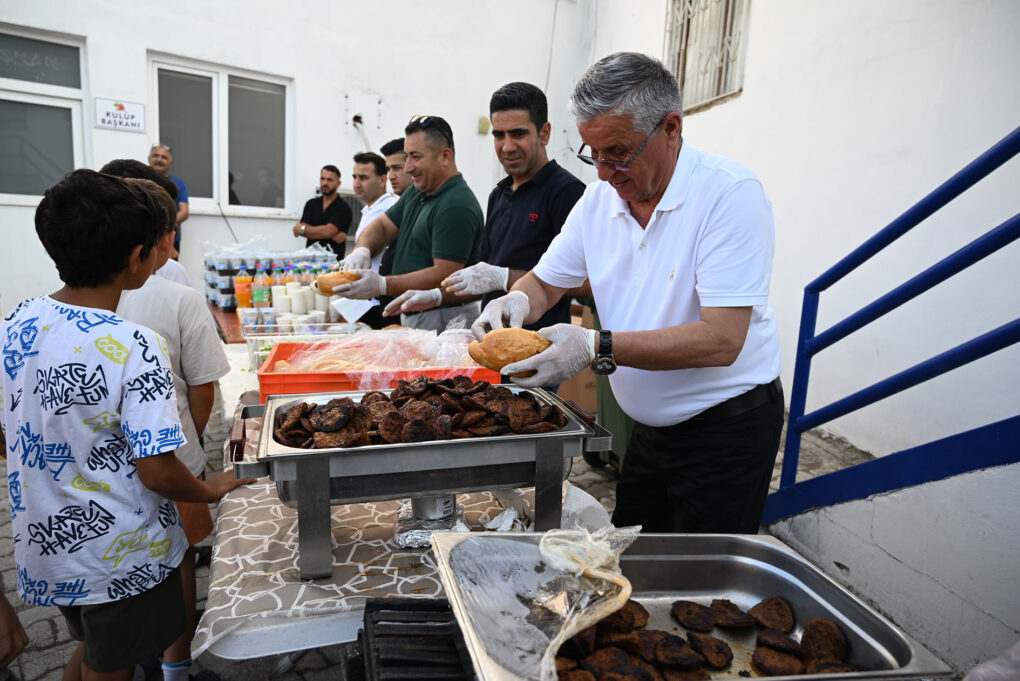 Başkan Topaloğlu’ndan futbolculara mangal 