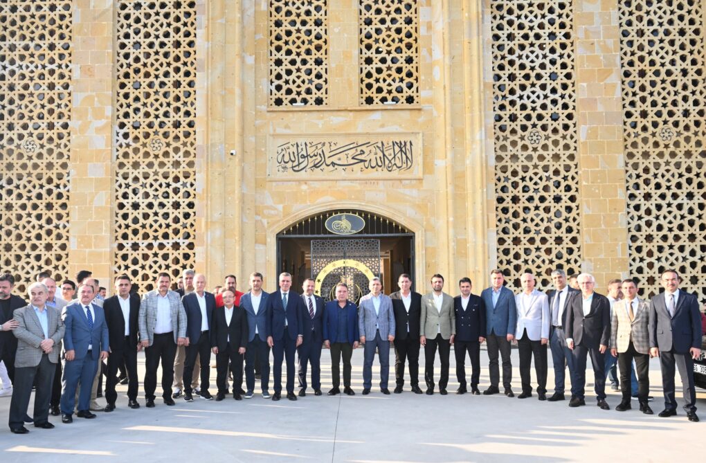 VALİ ŞAHİN, KAMU GÖREVLİLERİ VE VATANDAŞLARLA BAYRAMLAŞTI