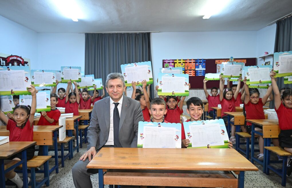 VALİ ŞAHİN, ÖĞRENCİLERİN KARNE HEYECANINA ORTAK OLDU