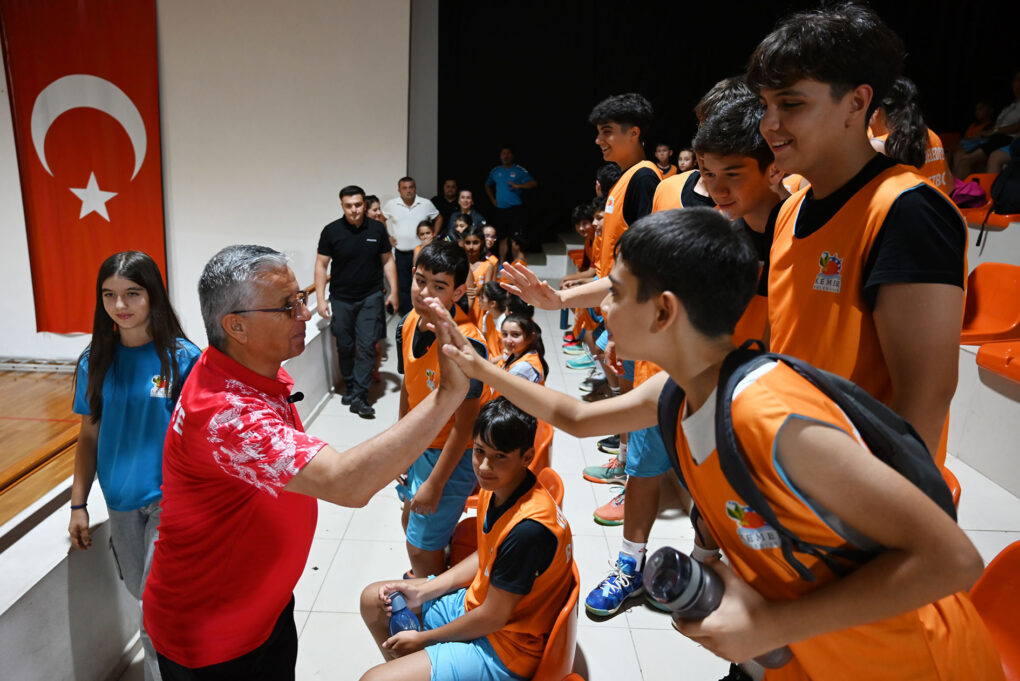 Kemer Belediyesi ücretsiz basketbol ve voleybol kursları başladı 