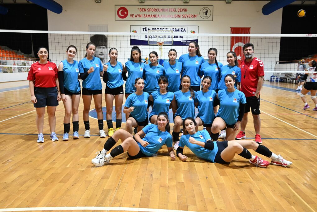 Kemer Belediye Voleybol Takımı galibiyetle başladı