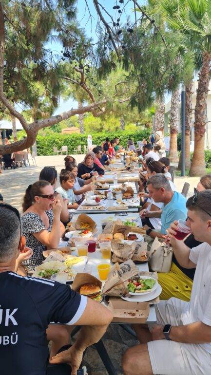 Başkan Topaloğlu’ndan geleceğin futbolcularına yemek