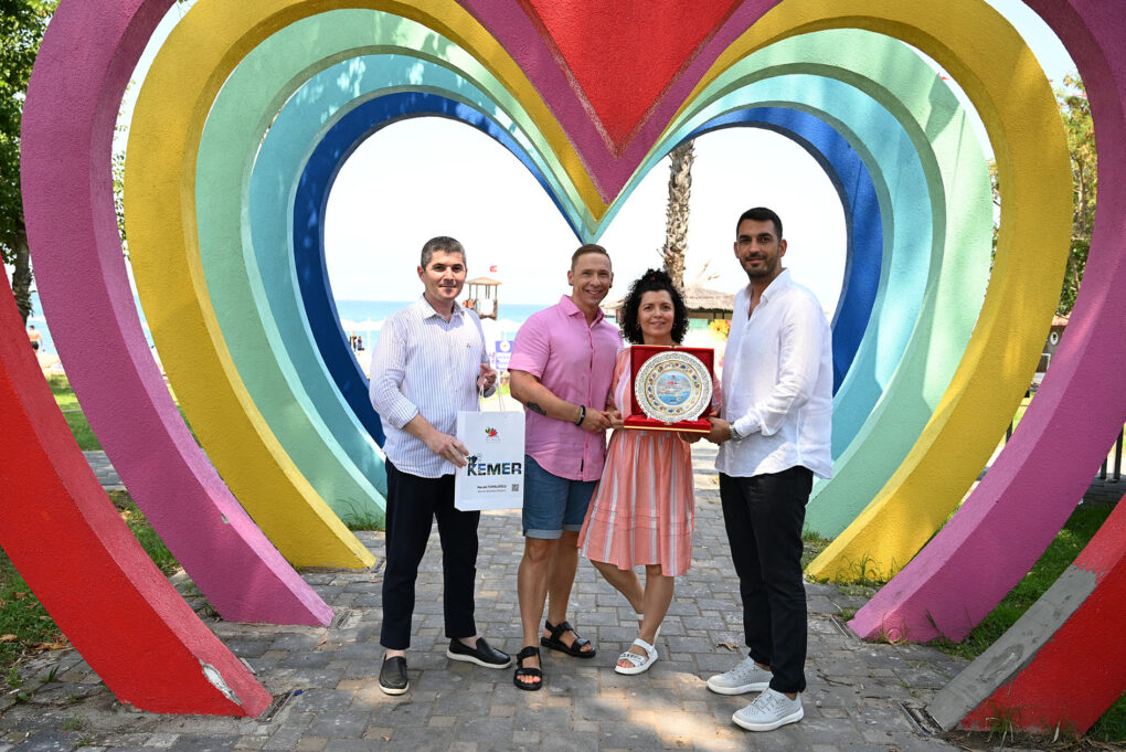 20 yıldır Kemer’e gelen Finli çifte teşekkür plaketi