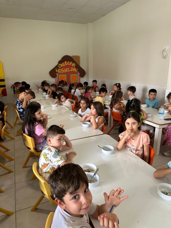 Minik öğrencilere aşure ikramı