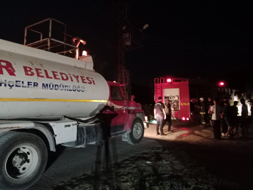 Kemer Belediye ekiplerinden trafo yangınına müdahale