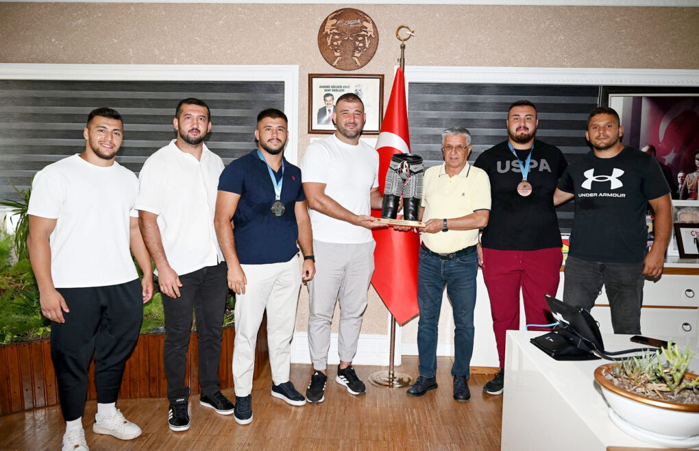 Güreşçilerden Başkan Topaloğlu’na ziyaret