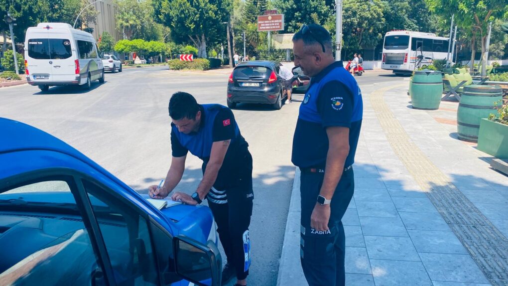 Sigara izmaritlerini yola atan vatandaşa ceza